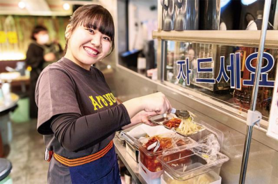 スタッフインタビュー「心を込めて、丁寧に。お客様を笑顔にする接客を実践します。」